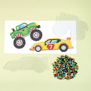 Set Playbox cu mărgele de călcat, două planșete transparente și modele cu mașină de curse și camion, conceput pentru realizarea creațiilor decorative inspirate de vehicule.