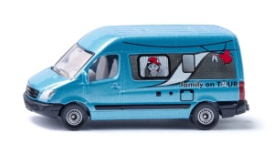 Machetă SIKU 1559 campervan albastru cu imprimeu Familie în Tur, realizată din metal și plastic, reprezentând o rulotă modernă pentru călătorii și aventuri.