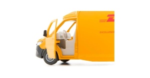Machetă Mercedes-Benz Sprinter DHL SIKU 1920 în culorile galben și roșu specifice DHL, cu acoperiș detașabil, uși funcționale și caroserie metalică detaliată.
