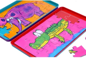 Puzzle cu animale magnetice Purple Cow, cu piese colorate și două imagini cu animale, prezentat în cutia compactă de călătorie.