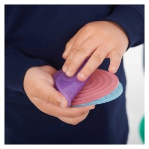 Set TickiT cu 10 discuri senzoriale texturate din silicon, pentru dezvoltarea percepției tactile, integrării senzoriale și coordonării copiilor de peste 3 ani.