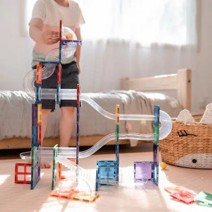 Set educativ magnetic Connetix Rainbow Ball Run 92 piese, circuit cu bile colorate.