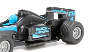 SIKU 1357 – Mașină de curse tip Formula 1 din metal, cu uși mobile și anvelope din cauciuc, design sportiv și detalii realiste pentru colecționari.