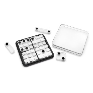 Joc Smart Games Dice Deduction cu tablă de joc, fețe de zar și piese transparente utilizate pentru rezolvarea provocărilor logice și matematice.