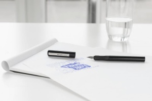 Stilou Faber-Castell FC149811 negru cu grip ergonomic și 6 cartușe de cerneală albastră, recomandat pentru școală și dezvoltarea abilităților de scriere.