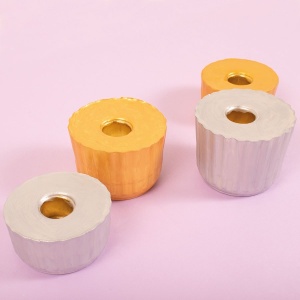 Set Playbox cu 25 de suporturi metalice aurii pentru lumânări de 21 mm, perfecte pentru proiecte creative, sfeșnice și decorațiuni handmade.