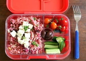 Yumbox Panino Racecars – cutie de prânz roșie cu design auto, 4 compartimente etanșe și tavă detașabilă, ideală pentru copii și adulți.