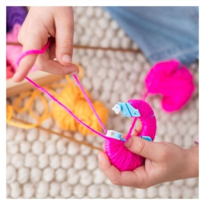 Cutie din lemn Activity Box Sycomore cu fire colorate, andrele, croșetă, ace, fetru, nasturi și accesorii pentru cusut, tricotat și croșetat.