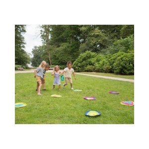 Joc Activity Islands de la BS Toys cu 7 covorașe colorate, 7 bețișoare din lemn și săculeț textil, conceput pentru jocuri de mișcare, atenție și rapiditate.
