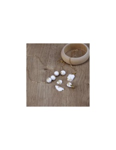 Set Sycomore Atelier de Bijoux cu ciment alb și gri, matrițe, foițe aurii și de cupru, lanțuri și accesorii pentru realizarea bijuteriilor.