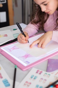 Set Sycomore Artissimo pentru design vestimentar, cu tabletă luminoasă A4, modele de modă, creioane acuarelabile, markere și stickere.