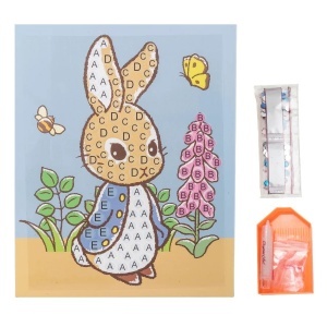 Kit Crystal Art Junior Big Peter Rabbit cu pânză adezivă preimprimată, cristale mari colorate, tavă de lucru și instrumente pentru realizarea unui tablou strălucitor de 20 x 25 cm.