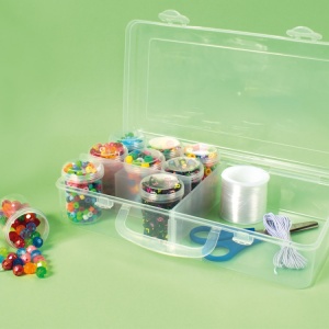 Playbox Storage Box – cutie depozitare cu 2 compartimente și 9 borcane transparente, ideală pentru mărgele, paiete și accesorii craft.