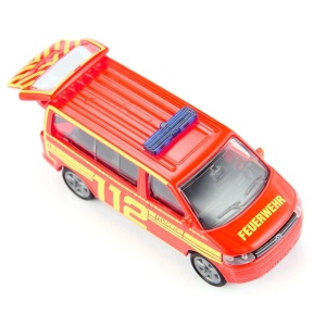 Model miniatural SIKU 1547 Volkswagen T5 Pompieri, cu caroserie metalică, hayon funcțional, cârlig de remorcare și detalii inspirate de vehiculele reale de intervenție.