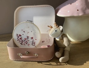 Set creativ Egmont Toys pentru broderie, cu gherghef, pânză din bumbac, ață, ac și accesorii pentru realizarea unei broderii cu flori și buburuze.