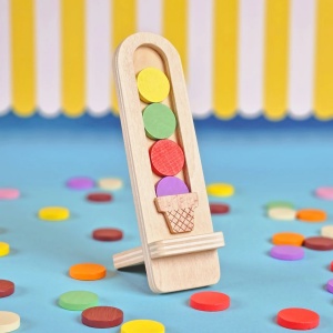 Joc de logică Gelato Code Svoora din lemn, cu tablă de joc, piese colorate inspirate de arome de înghețată, pini pentru indicii și săculeț textil.