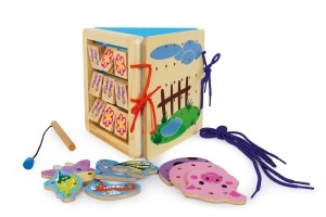 Joc multifuncțional din lemn small foot cu pescuit magnetic, animale de fermă, șnururi pentru înșirare și activități motrice educative pentru copii.