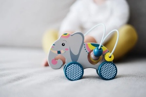 Jucărie de împins Small Foot în formă de elefant colorat, cu labirint de mărgele și roți stabile pentru dezvoltarea motricității și coordonării copiilor mici.