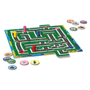 Copii jucând Labyrinth Paw Patrol, joc de societate educativ cu personajele Patrula Cățelușilor, care dezvoltă gândirea logică, memoria și concentrarea prin joacă.