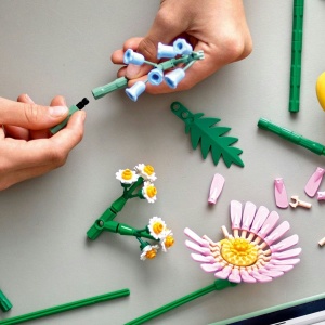 LEGO Botanicals Mic buchet luminos 10347 cu flori pastelate construibile, inclusiv bujor, lalea, gerberă și zambile, pentru decor și relaxare creativă.
