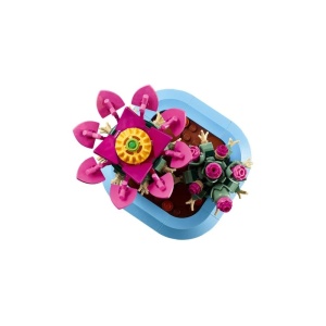 Model LEGO Botanicals Cactus înflorit cu flori roz și ghiveci albastru pastel, construit din 482 de piese și expus ca decorațiune modernă pentru cameră sau birou.