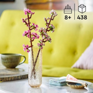 Set LEGO Flori de Cireș cu 430 de piese, două ramuri decorative cu muguri roz și albi, ideal pentru decor și cadou special.