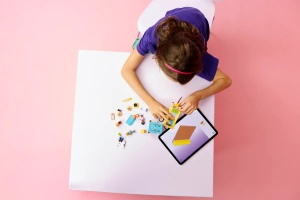 LEGO Friends 42678 cu furgonetă în formă de mops, accesorii pentru animale de companie, Nova, Aliya și figurine adorabile pentru joacă imaginativă.