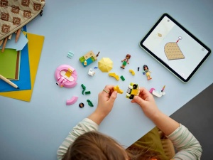 LEGO Friends 42658 cu colac flamingo, colac unicorn, Leo, Liann și motanul Churro pentru joacă imaginativă și aventuri la piscină.