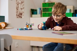 LEGO Minecraft Întâlnirea cu Temnicerul 21274 cu Temnicer construibil, peșteră luxuriantă, diamante și funcții interactive inspirate din jocul Minecraft.