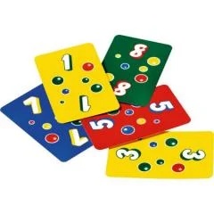 Cutia roșie Ligretto Schmidt Spiele împreună cu cărțile de joc numerotate și colorate, pentru joc rapid și simultan.
