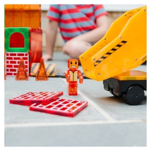 Set MAGNA-TILES Builder XL – 50 piese magnetice cu camioane, macarale, figurine și plăci XL pentru construcții mari.