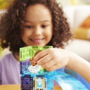 Set magnetic MAGNA-TILES Cursa Hamsterului – 13 piese cu figură de hamster și bilă mobilă. Joacă STEM distractivă pentru copii 3+ ani