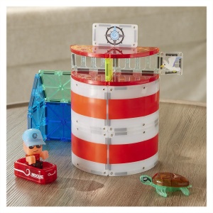 Set MAGNA-TILES Lighthouse Rescue cu 26 de piese magnetice, far roșu și alb, figurină îngrijitor, broască țestoasă și plută de salvare.