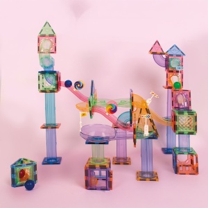 Set Magnetic Play Tiles Ball Track cu 189 de piese magnetice și 6 bile pentru construirea de piste extinse, tuneluri și structuri 3D educative.
