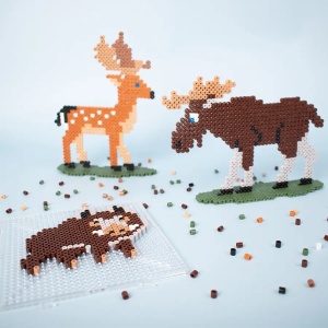 Set Playbox cu mărgele de călcat, planșetă transparentă și modele de elan, mistreț și cerb, destinat realizării creațiilor inspirate de animalele scandinave.