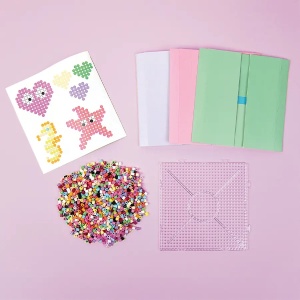 Set Playbox pentru mărgele de călcat în ramă, conceput pentru realizarea și expunerea modelelor decorative create din mărgele colorate.