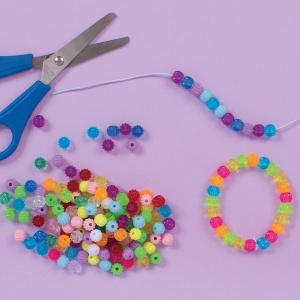 Set Playbox cu 250 de mărgele rotunde pentru realizarea de bijuterii handmade, brățări și activități creative pentru copii.