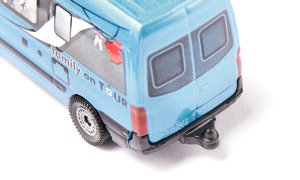 Machetă SIKU 1559 campervan albastru cu imprimeu Familie în Tur, realizată din metal și plastic, reprezentând o rulotă modernă pentru călătorii și aventuri.