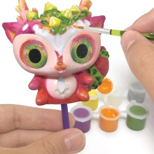 Nebulous Stars Elana, figurină de pictat și decorat cu vopsele și cristale strălucitoare, pentru copii pasionați de activități creative și fantasy.