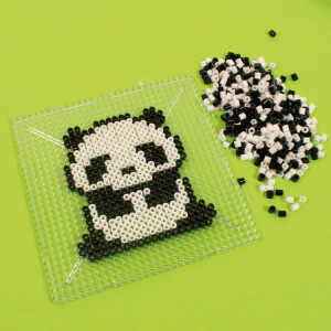 Mărgele de călcat colorate, dimensiune standard – 5000 buc pentru copii. Activitate creativă și educativă. Plăcuțele se vând separat. Panda.