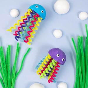 Set Playbox cu 50 de sârme plușate chenille în culori neon, ideale pentru activități creative, craft și proiecte educative pentru copii.
