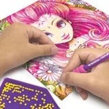Set creativ cu pietricele pe numere ce include două planșe adezive, 4500 de strasuri colorate, aplicator și accesorii pentru realizarea unor tablouri strălucitoare.