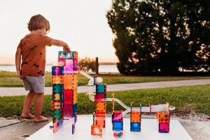 Set educativ magnetic Connetix Rainbow Ball Run 92 piese, circuit cu bile colorate.
