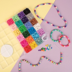 Cutie de mărgele Heishi Playbox – 3500 mărgele colorate pentru brățări și coliere DIY, cu șnur elastic inclus.