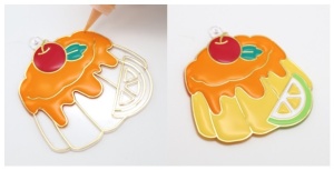 Set Glass Deco Deserturi cu vopsele pentru sticlă, captatoare de soare și modele de prăjituri colorate, ideal pentru activități creative și decorațiuni handmade.