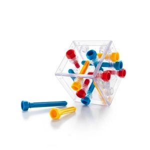 Puzzle Smart Games Criss Cross Cube cu cub transparent și 13 piese tip șurub care trebuie poziționate corect pentru rezolvarea provocărilor logice.
