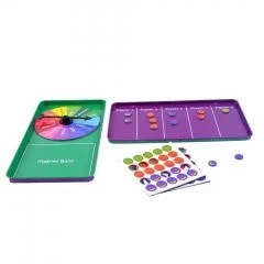 Joc Țări și Orașe Magnetic în cutie compactă, cu roată de categorii, tablă de scor și 50 de magneți colorați.