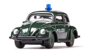 Model miniatural SIKU 1560 Volkswagen Beetle Police verde închis, cu girofaruri albastre, caroserie metalică și detalii inspirate de vehiculele clasice de poliție.