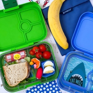 Yumbox Panino Jurassic Green – cutie de prânz bento verde cu tematică de dinozauri, 4 compartimente etanșe și tavă detașabilă, sigură pentru copii.