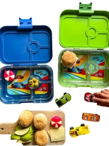 Yumbox Panino Matcha Green Race Car – caserolă etanșă cu 4 compartimente pentru prânzuri sănătoase.